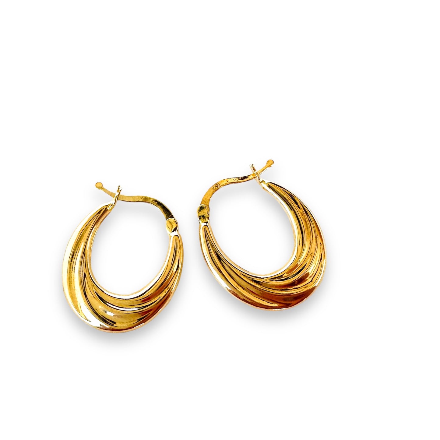 Oval hoop earring