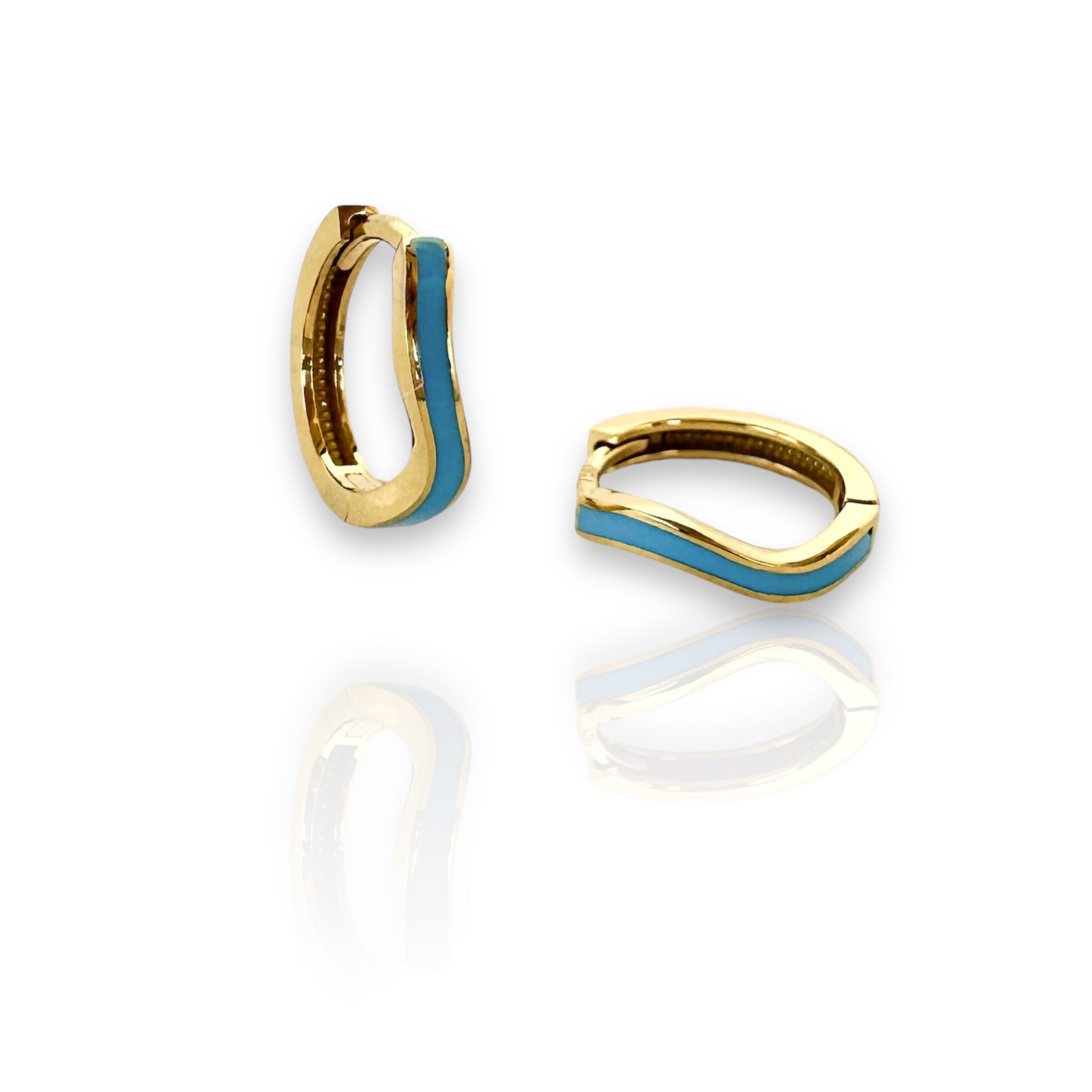 Wavy hoop earring